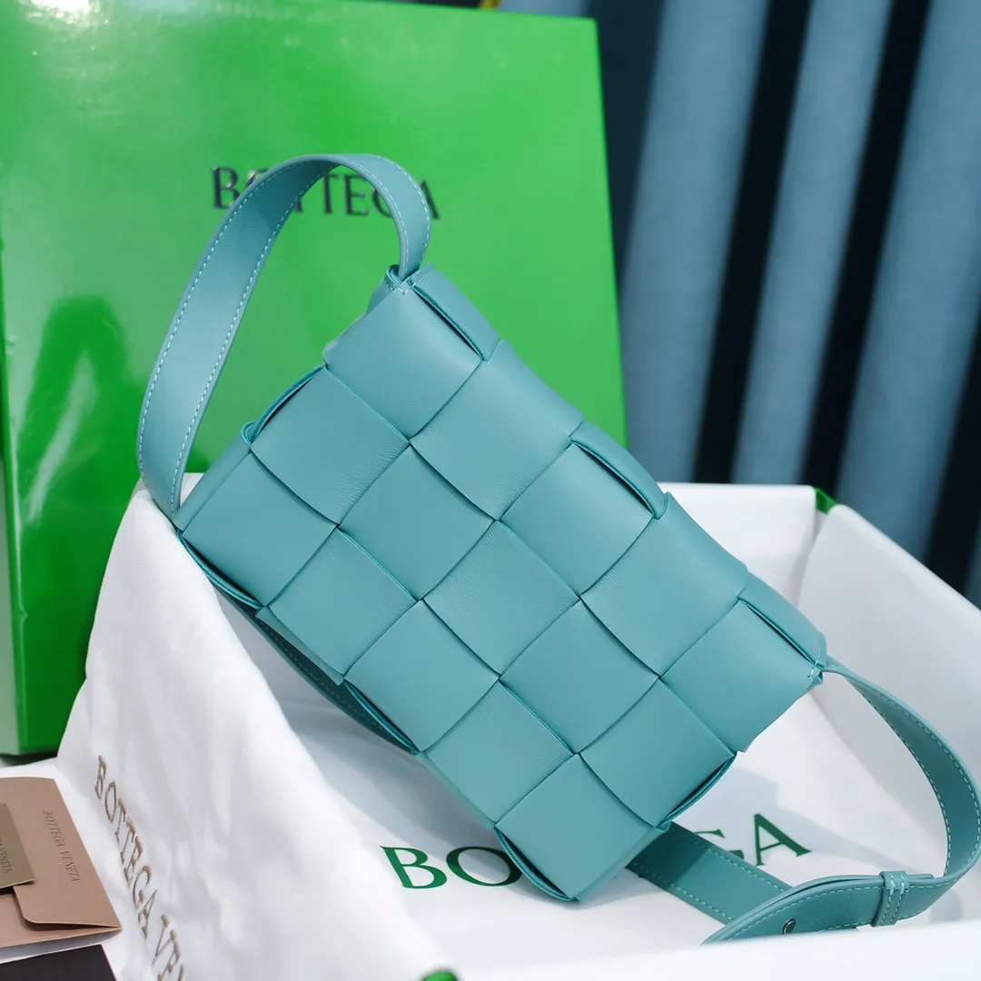 Batch 1420 Real shots 👇BV Cassette’s trendy design is earth-shakingly beautiful. The handsome style with flamboyant personality has completely changed the boring style in the past. Beauty is a topic that women can never refuse. Walking on the streets of Milan, you can see her figure everywhere. It is called tofu bag, original sheepskin: the key point is that it can be controlled by both men and women, and has become a big celebrity in the fashion circle. Size 23*15*15 [6687#]